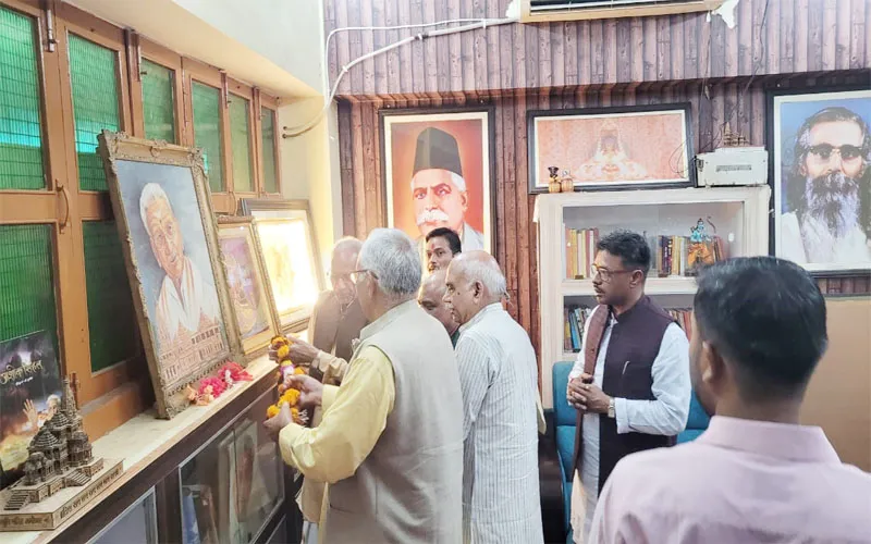 अयोध्या: पुण्यतिथि पर शिद्दत से याद किए गए अशोक सिंघल, विहिप व राम मंदिर ट्रस्ट के लोगों ने दी श्रद्धांजलि