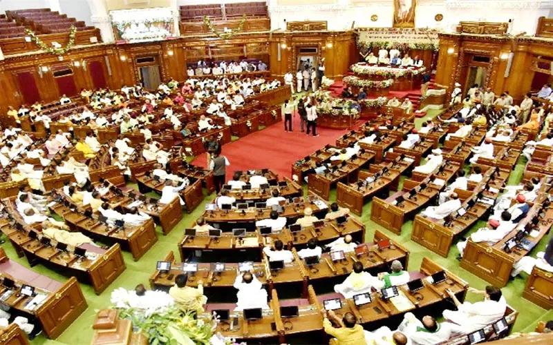 लखनऊ: यूपी विधानसभा में कांग्रेस और बसपा को लगा झटका!, दोनों से बड़ा कार्यालय छीना गया, मिला केबिन!