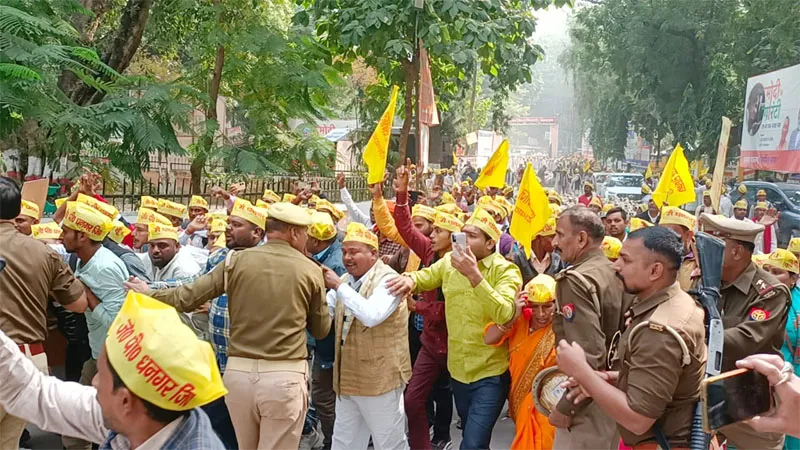 बहराइच: आधी रात को भेड़ों के साथ धरना स्थल पहुंचे धनगर समाज के लोग, DM कार्यालय का किया घेराव, पुलिस से हुई झड़प