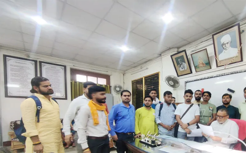 बीएचयू में नान-नेट शोध वृत्ति वृद्धि के लिए अनिश्चितकालीन धरने का आज सत्रहवां दिन, छात्रों ने संकाय प्रमुख को सौंपा ज्ञापन