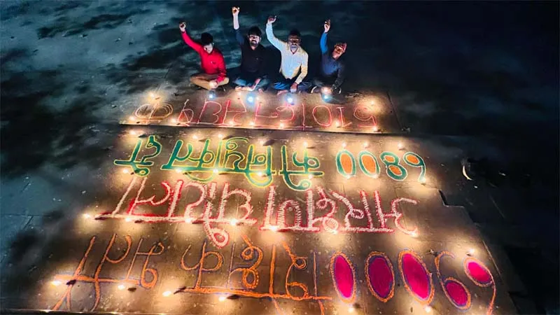 लखनऊ: आरक्षित वर्ग के अभ्यर्थियों ने धरना स्थल पर मनाई दिवाली, रंगोली बनाकर मांगा नियुक्ति पत्र