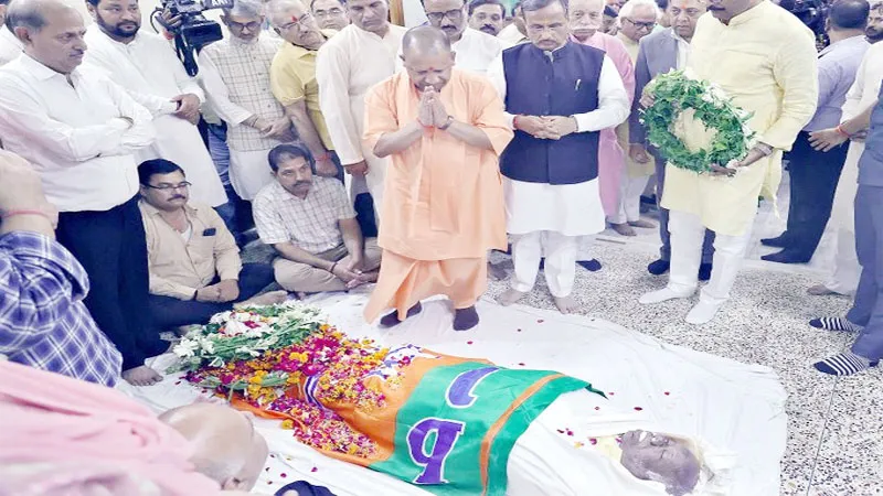 लखनऊ: पूर्व मंत्री व बीजेपी विधायक आशुतोष टंडन के पार्थिव शरीर के पास सीएम योगी ने अर्पित किए श्रद्धासुमन