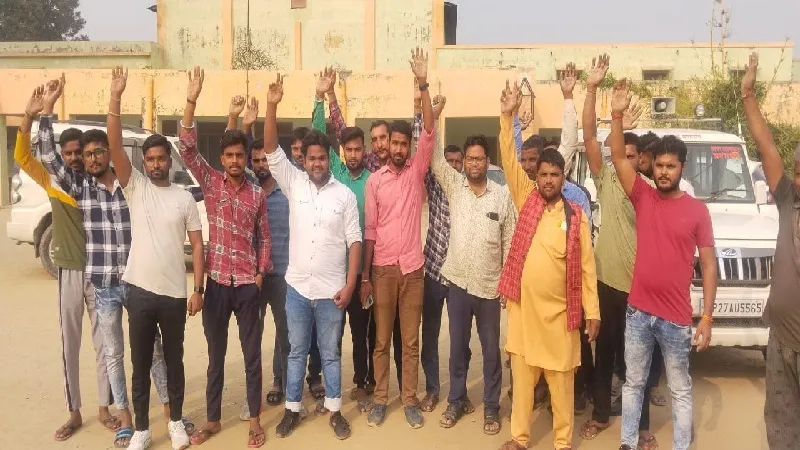  अमरोहा: पटाखा व्यापारियों ने किया प्रदर्शन, जमीन महंगी करने का लगाया आरोप