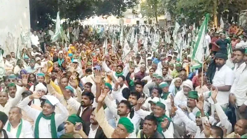 प्रयागराज: महाकुंभ को लेकर मकानों को तोड़े जाने का किसानों ने किया विरोध, बुलाई महापंचायत