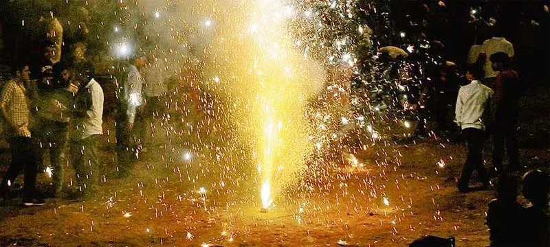 सुख और समृद्धि के पर्व दीपावली पर जमकर हुई आतिशबाजी, रंग बिरंगी रोशनी से नहाया लखनऊ