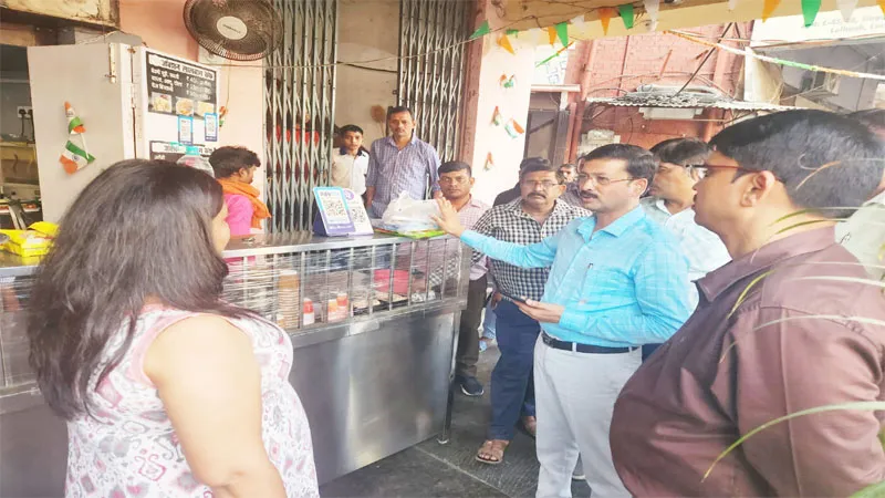 लखनऊ: सड़क से अतिक्रमण हटाने पहुंची नगर निगम की टीम का लोगों ने किया विरोध, देखें वीडियो...