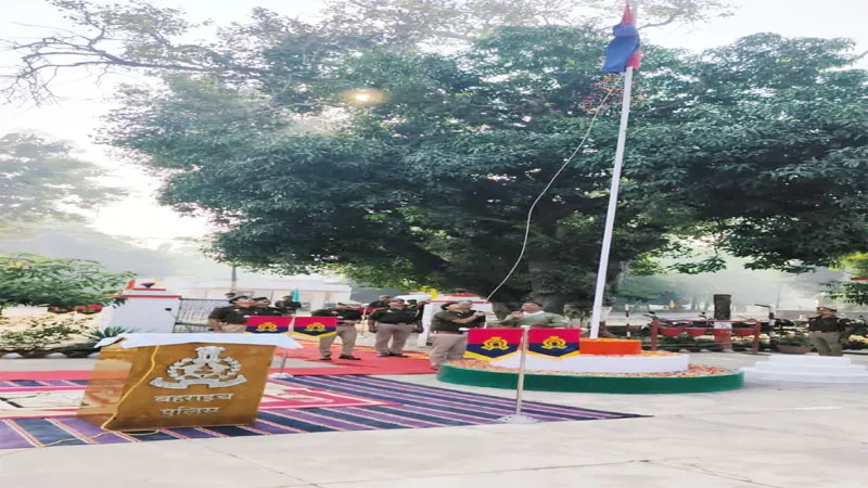 बहराइच: ध्वजारोहण के साथ मनाया गया पुलिस झंडा दिवस, खाकी के त्याग और बलिदान को किया गया याद