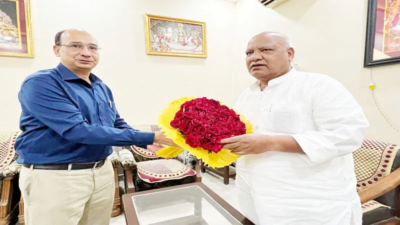 सांसद से मिले डीआरएम, अयोध्या के रेलवे स्टेशन के द्वितीय फेज के कार्यों की साझा की प्रगति 