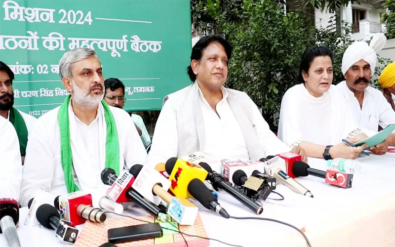 लखनऊ: NDA-INDIA के बाद बना नया गठबंधन, 2024 में किसान संगठनों ने की चुनाव लड़ने की घोषणा