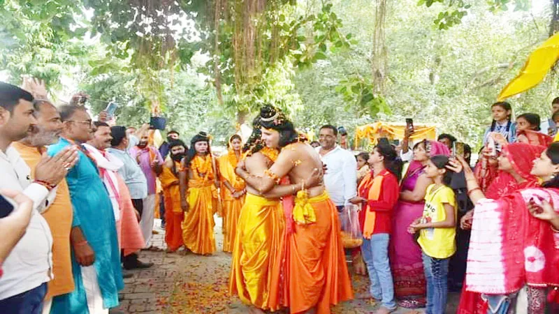 अयोध्या: रामकुंड से निकली भरत मिलाप यात्रा, जगह-जगह हुआ स्वागत, भावविभोर हुए लोग