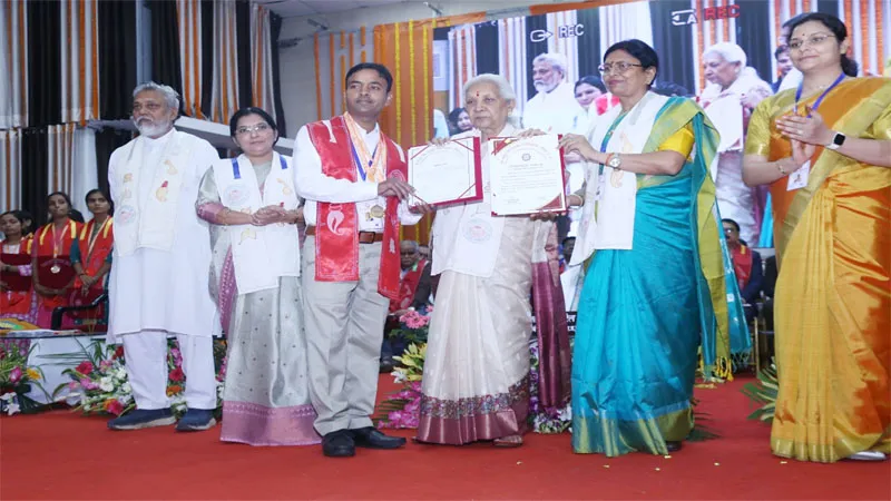 जौनपुर: पूर्वांचल विश्वविद्यालय में मनाया गया 27वां दीक्षांत समारोह, राज्यपाल ने मेधावियों को प्रदान किए स्वर्ण पदक