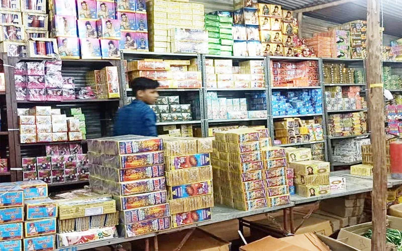 बारूद के ढेर में बैठीं यमुना नगर की कई बस्तियां, कभी भी हो सकता है बड़ा हादसा, प्रशासन बेखबर!