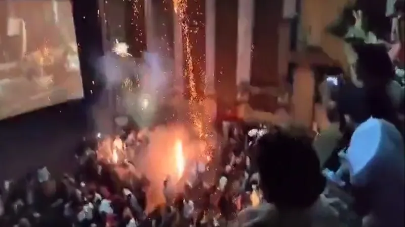 'टाइगर 3' की स्क्रीनिंग के दौरान प्रशंसकों ने थिएटर में पटाखे फोड़कर किया बवाल, मची भगदड़... वीडियो वायरल