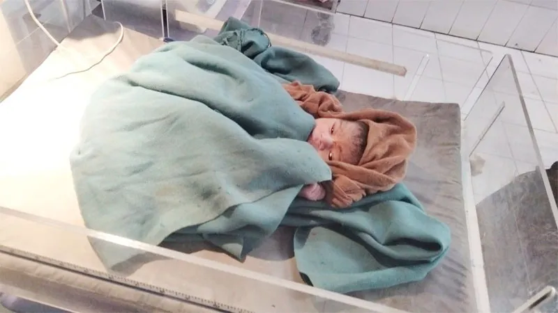 रोने की आवाज सुनकर मौके पर देखा तो मिली नवजात बच्ची, जन्म के बाद बोरे में फेंककर चला गया था कोई