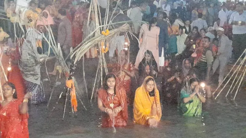 वाराणसी: उदीयमान सूर्य को अर्घ्य देकर संपन्न हुआ छठ महापर्व, व्रती महिलाओं ने खोला व्रत 