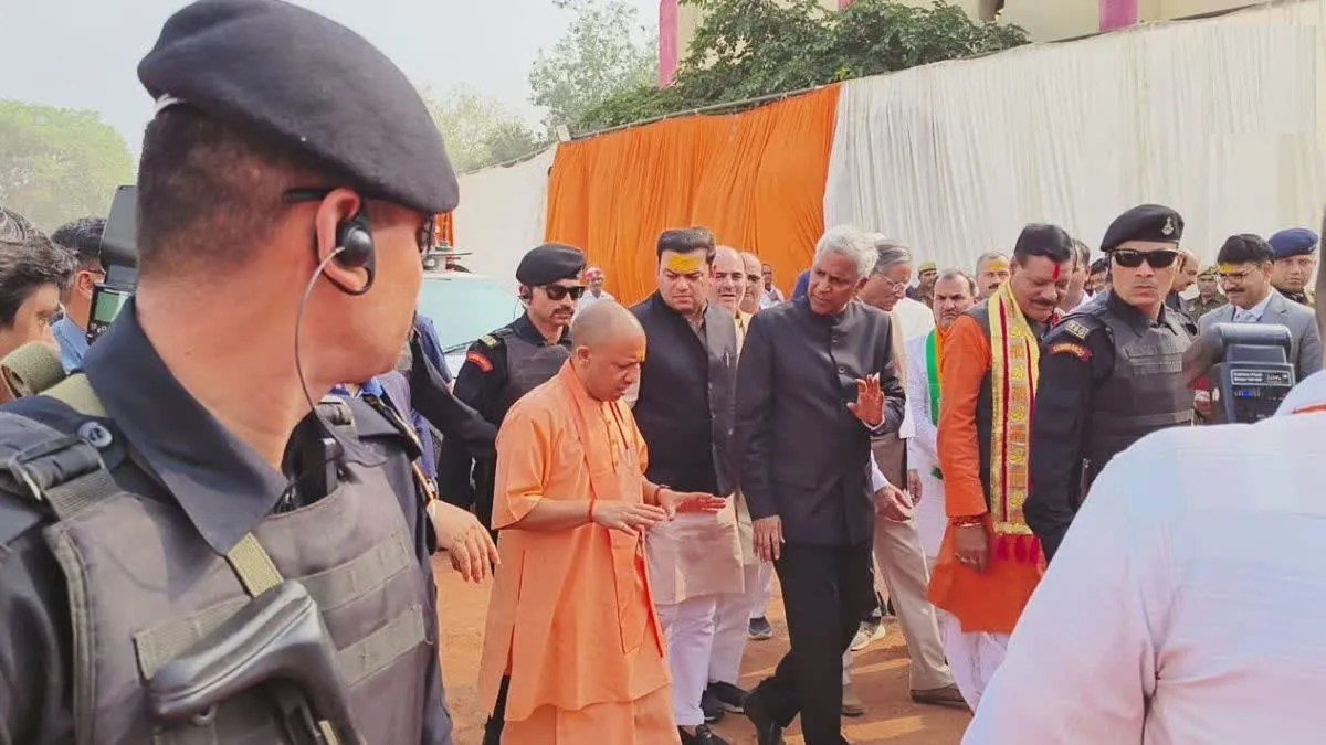 मथुरा: ब्रज रज उत्सव में 23 नवंबर को शामिल होंगे PM मोदी, CM योगी ने लिया तैयारियों का जायजा