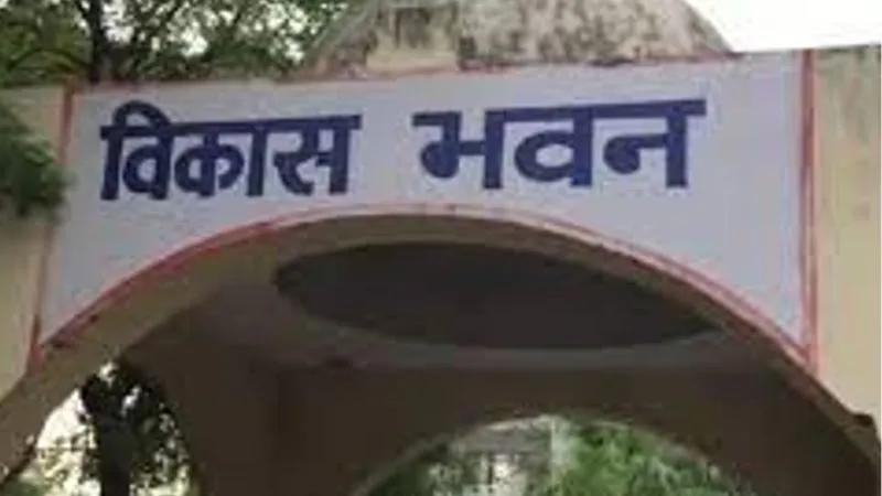 Kanpur News: विकास भवन में विनाश का डर… टंगे एक्सपायर सिलेंडर, अग्निकांडों के बाद भी सुध नहीं ले रहे अफसर