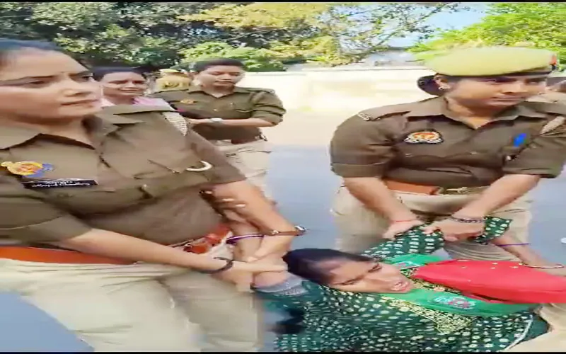 69000 शिक्षक भर्ती: नियुक्ति की मांग को लेकर अभ्यर्थियों ने घेरा शिक्षा मंत्री का आवास, पुलिस से हुई झड़प, देखें वीडियो