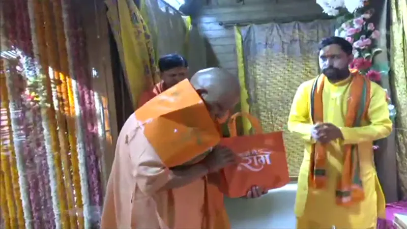 अयोध्या: मुख्यमंत्री योगी ने हनुमानगढ़ी मंदिर में की पूजा-अर्चना, रामलला के किए दर्शन