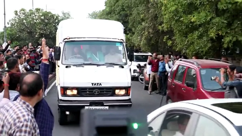 Subrata Roy Sahara: सुब्रत रॉय सहारा का पार्थिव शरीर पहुंचा लखनऊ, अंतिम दर्शन को उमड़े लोग