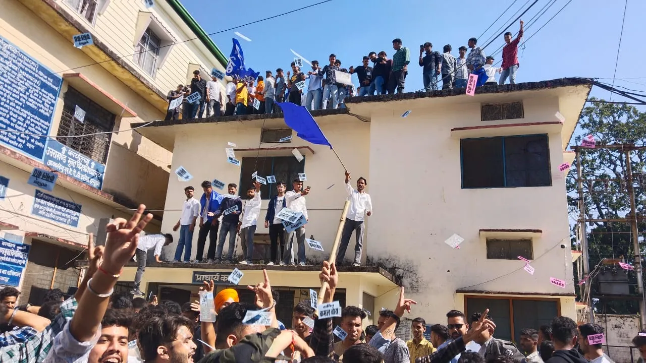 हल्द्वानी: पुलिस की मौजूदगी में कॉलेज के गेट पर दो गुट भिड़े