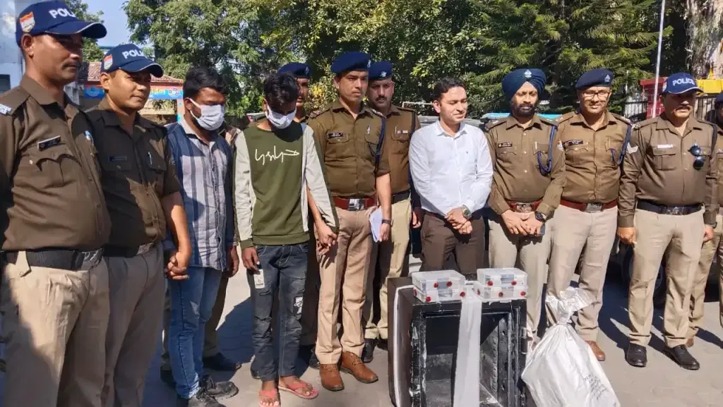 हल्द्वानी: महिंद्रा कार शोरूम में हुई लाखों की चोरी के आरोपी MP से पकडे़ गए