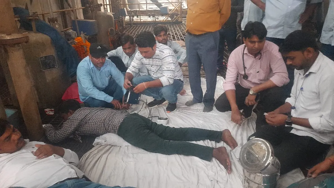 शाहजहांपुर: आमरण अनशन पर बैठे एक कर्मचारी की बिगड़ी हालत, लगाई गई ड्रिप