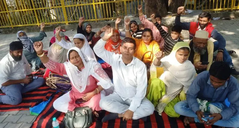 हल्द्वानी: परिवार संग पुलिस के खिलाफ धरने पर बैठी आशा वर्कर