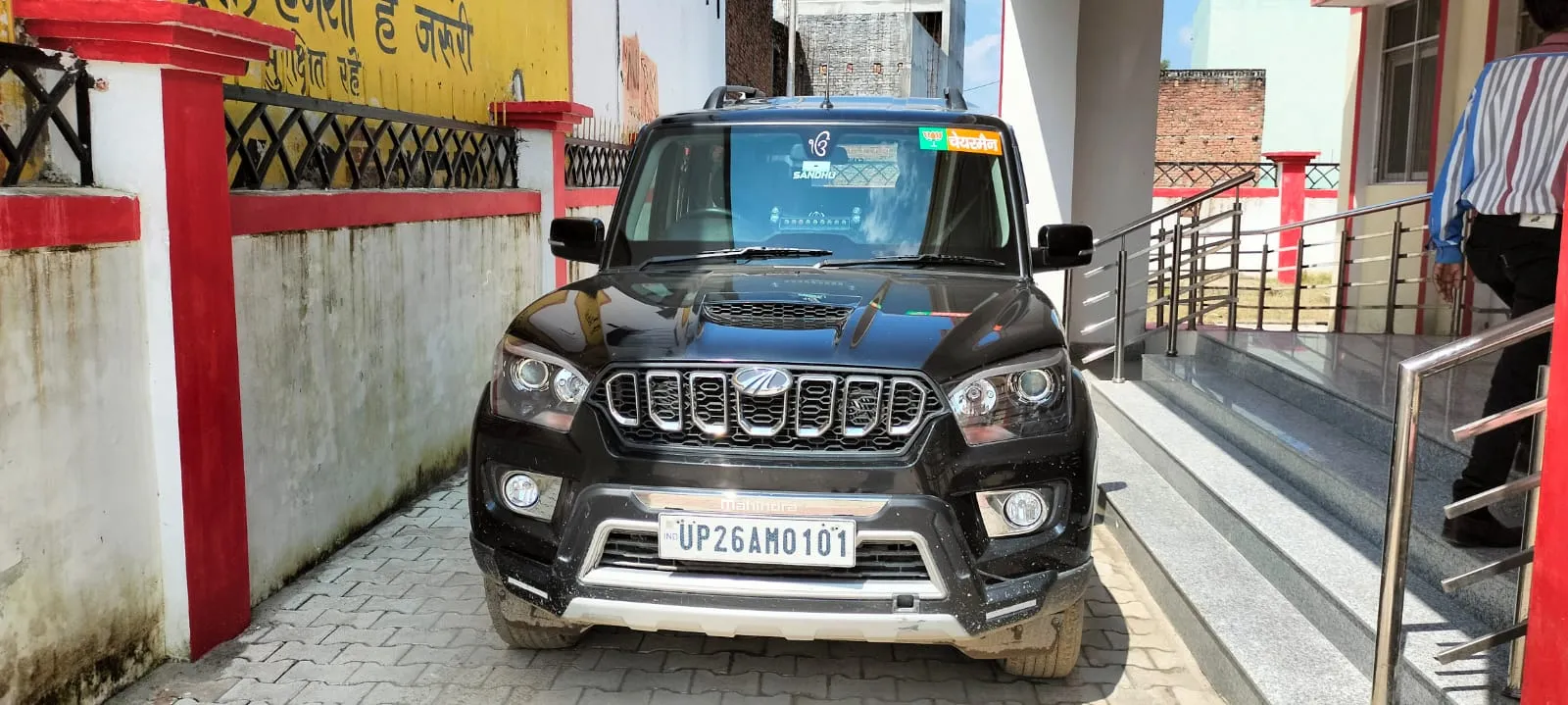 पीलीभीत : किसी ने लिखा पदनाम, कोई जाति-धर्म प्रदर्शित कर दौड़ा रहा वाहन...कैसा यातायात माह!