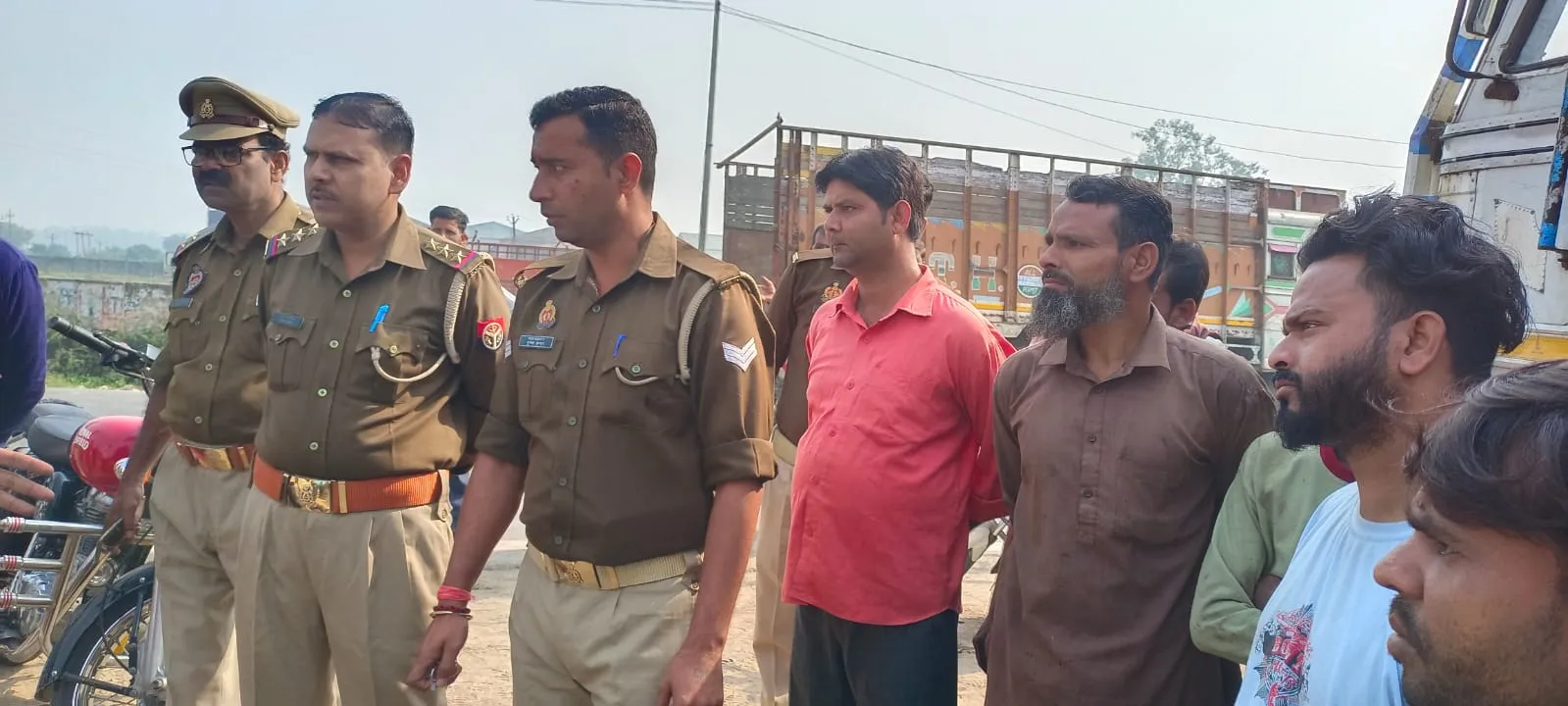 पीलीभीत: दुकान के बाहर तखत पर बैठे किशोर को ट्रक ने कुचला, मौत