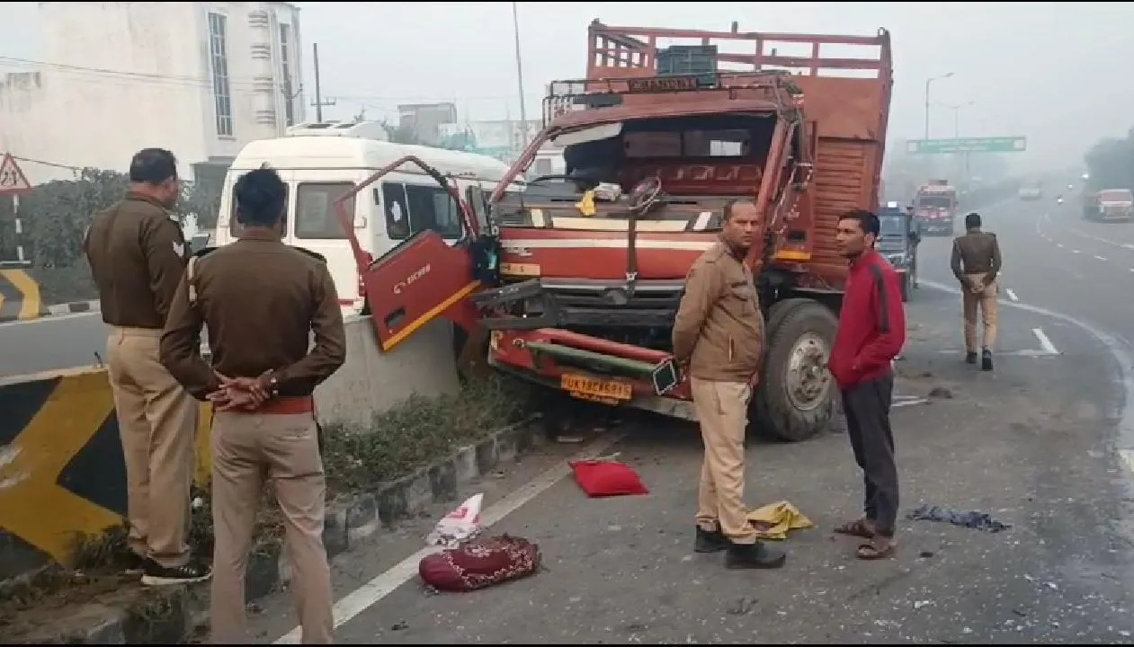 मुरादाबाद: डिवाइडर से टकराकर दूसरी लेन पर आ गया ट्रक, सामने से आ रही दो डीसीएम भी भिड़ी, चालक की मौत