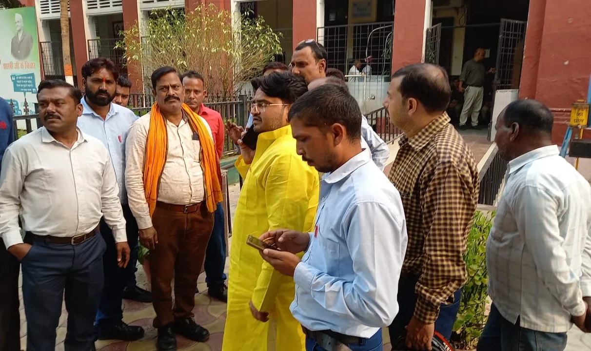 शाहजहांपुर: कर्मचारी एकमुश्त दस लाख पर अड़े, फैक्ट्री प्रबंधन पांच लाख पर रुका