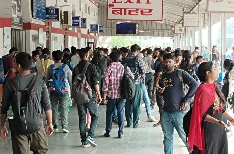 शाहजहांपुरः घर वापसी के लिए ट्रेनों में जगह नहीं, जनरल कोच में भी मारामारी, यात्री परेशान