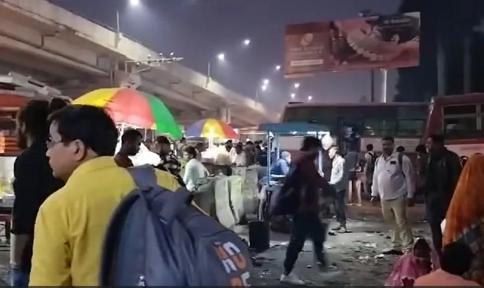 बरेली: बाहर रहने वाले परिवार के साथ त्योहार मनाने के लिए लौट रहे घर, यात्रियों से ठसाठस भरे वाहन 