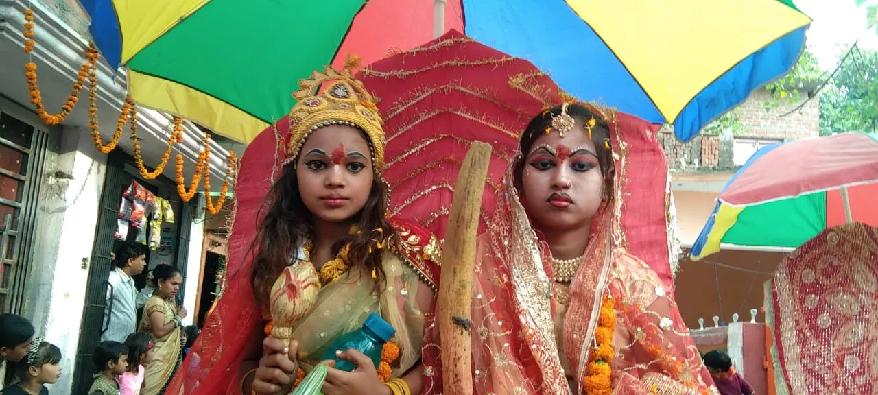 बरेली: गोवर्धन पर्व पर निकाली गई भव्य शोभायात्रा, पुष्प वर्षा कर किया स्वागत 