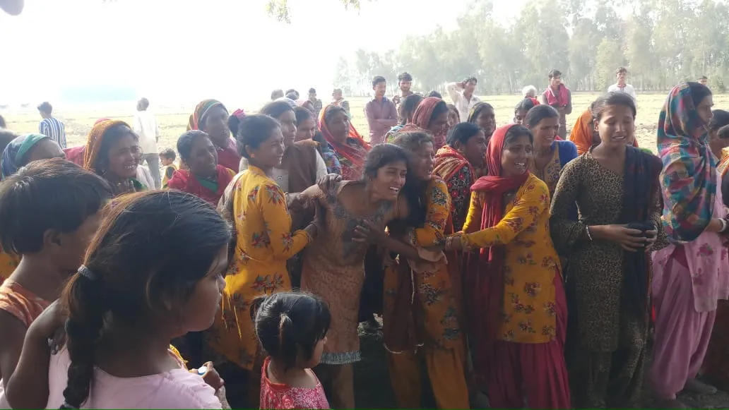 बरेली: पत्नी से विवाद होने पर पति ने पेड़ से लटककर किया सुसाइड, परिजनों का रो-रोकर बुरा हाल