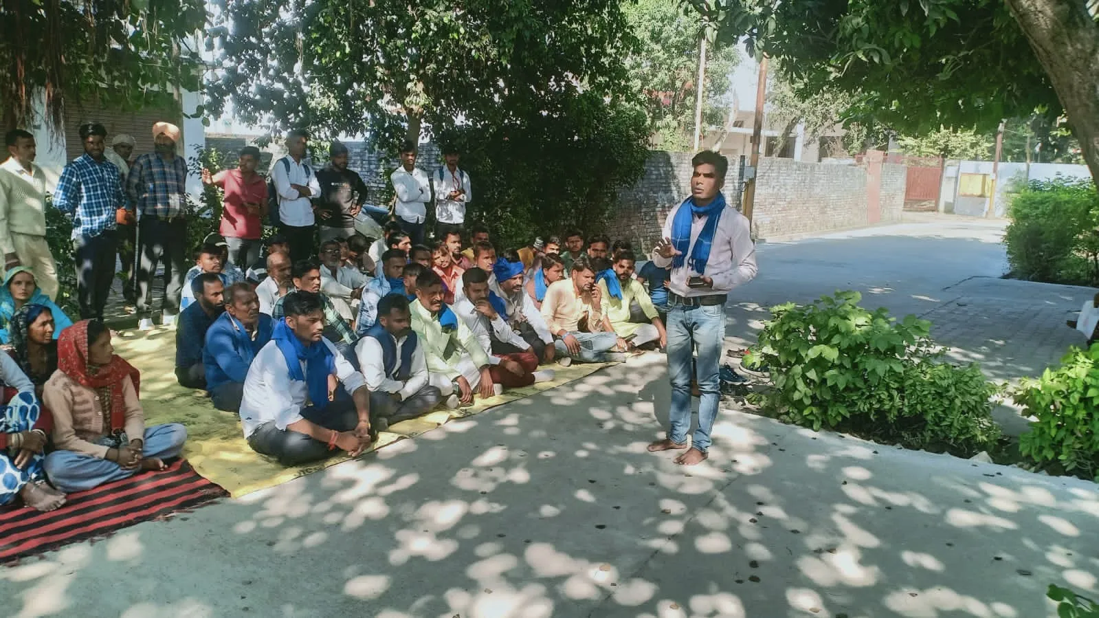 बिजनौर: लापता छात्रा की बरामदगी को लेकर सीओ कार्यालय पर धरना