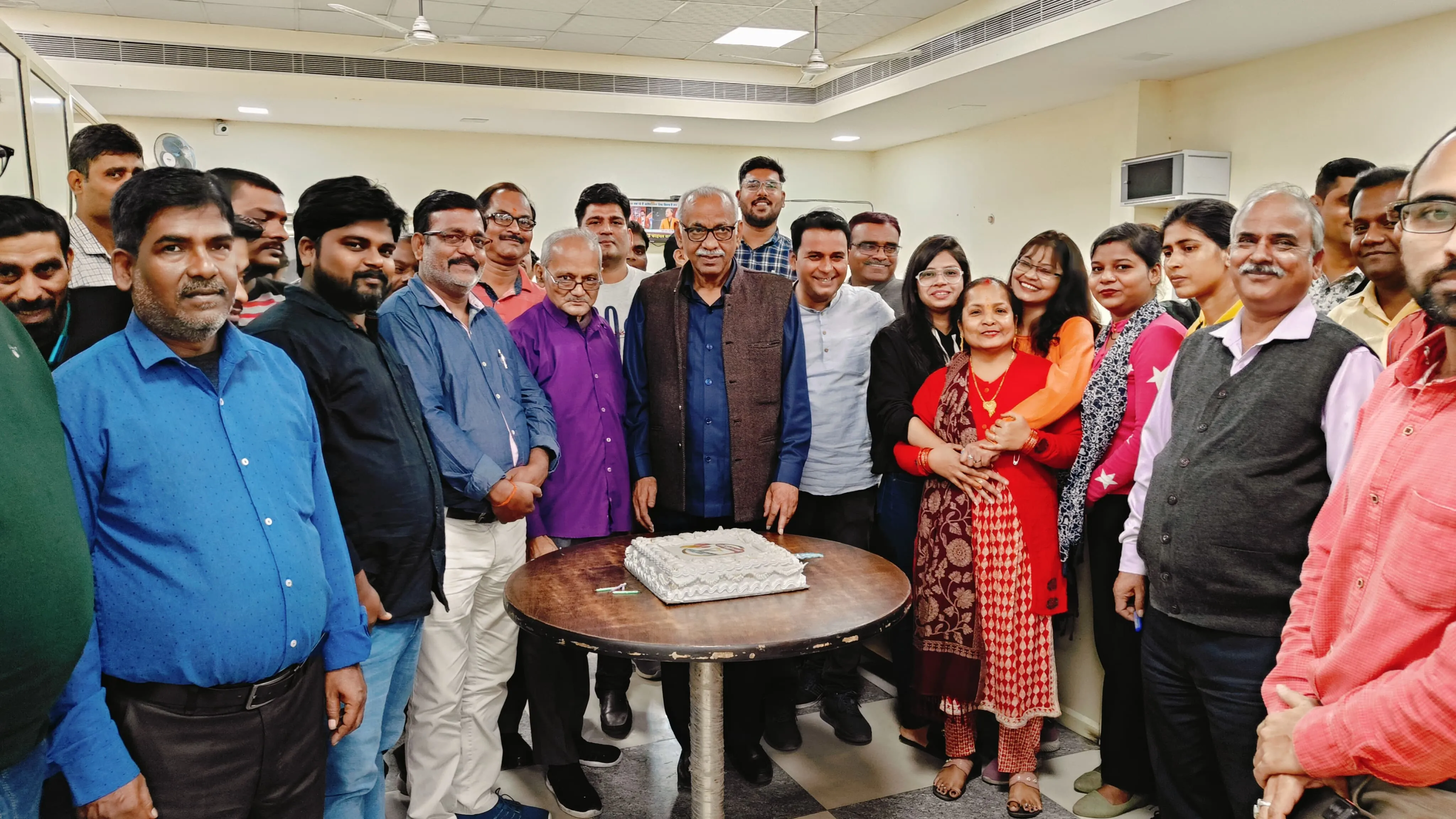 बरेली: अमृत विचार अखबार के '4 साल बेमिसाल', समूह संपादक ने केक काटकर दीं शुभकामनाएं