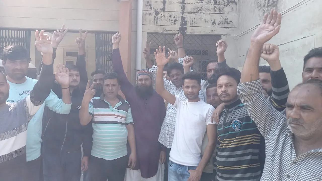 रामनगर: मीट कारोबारियों ने की एसडीएम कार्यालय के बाहर नारेबाजी 