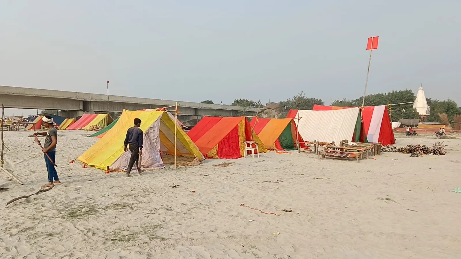 शाहजहांपुर: ढाई घाट गंगा तट पर बसने लगा तंबुओं का शहर, कल से मेला शुरू