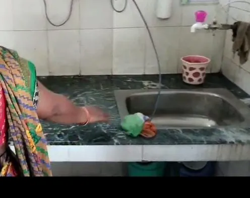 पीलीभीत : मेडिकल कालेज से संबद्ध महिला अस्पताल में तिरंगे का अपमान, रसोई का फर्श पोछते हुआ वीडियो वायरल