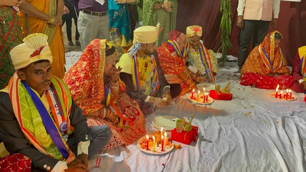 बरेली: बुद्ध को साक्षी मानकर 12 जोड़ों ने सात जन्मों का साथ निभाने का लिया वचन