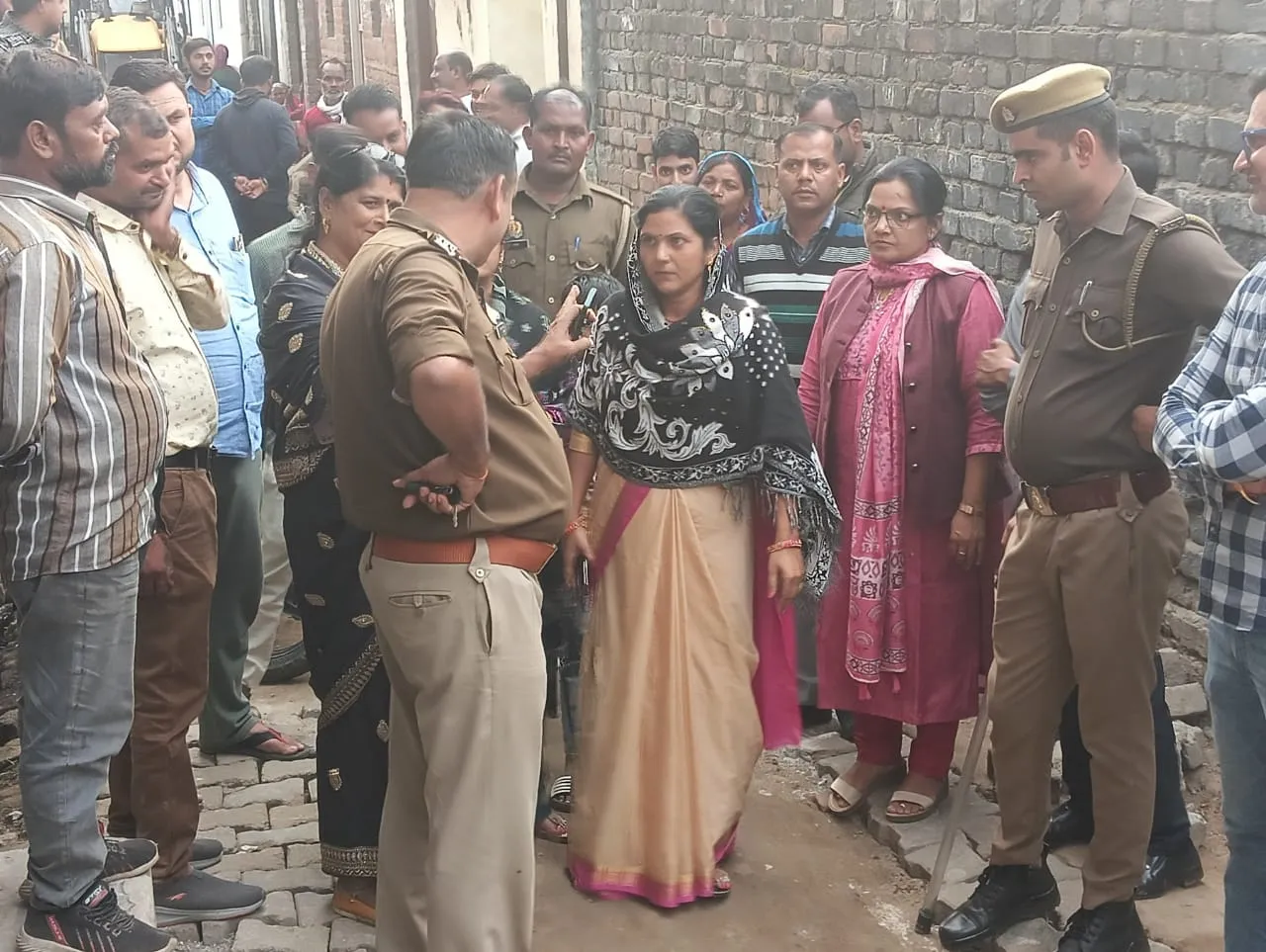 शाहजहांपुर: पहले हुई प्रशासनिक अधिकारियों से झड़प, फिर शुरू हुआ काम