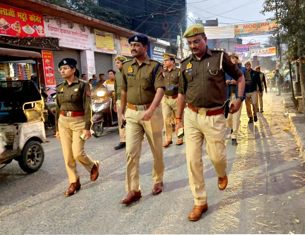 पीलीभीत : पुलिस का हाल बेहाल..पैदल गश्त में किया फोटो शूट, खामियों से फेरी निगाह.. जानिए पूरा मामला 