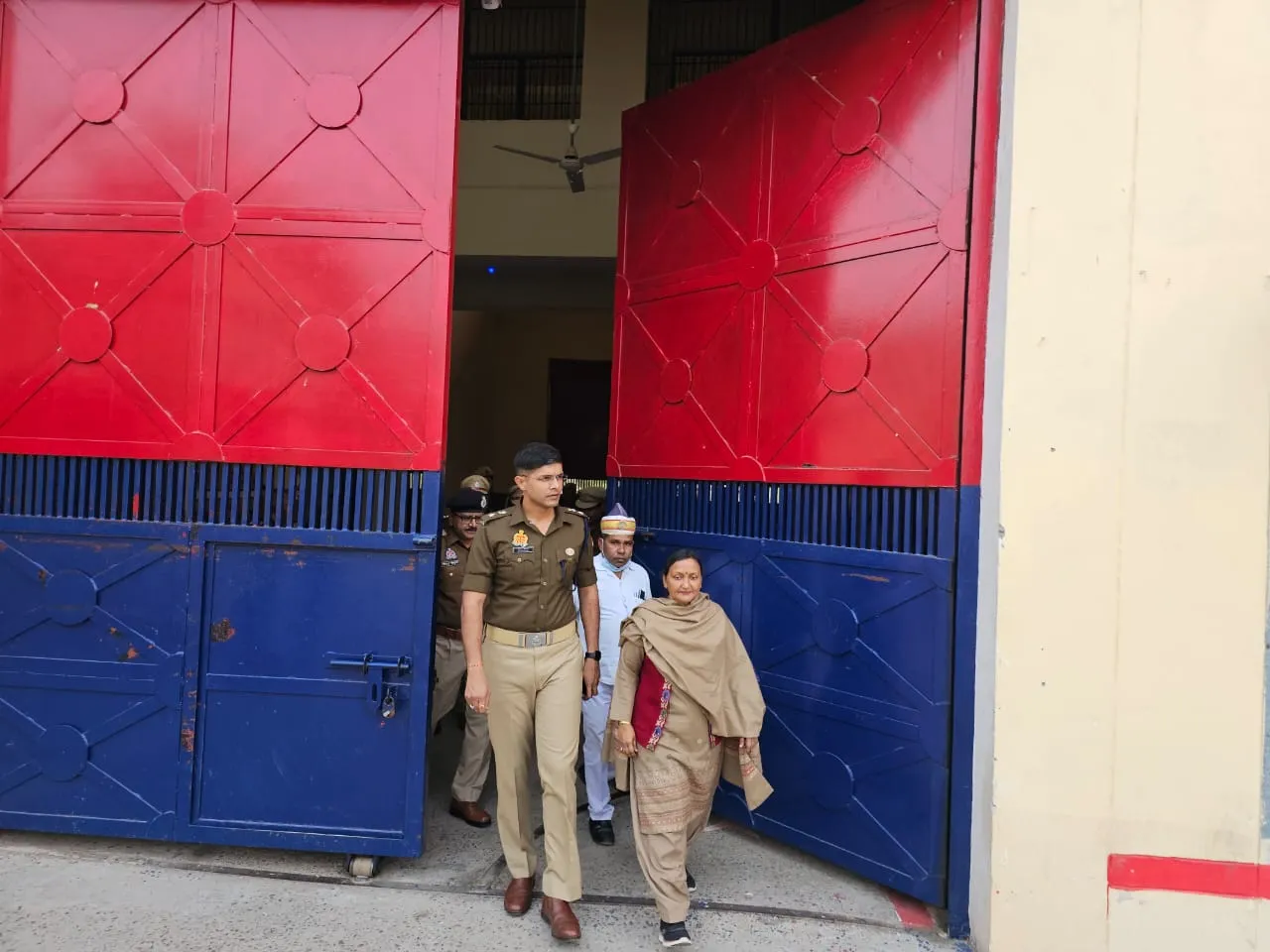 कासगंज: जिला जेल में बरती जाए सतर्कता, नहीं पहुंचे प्रतिबंधित सामग्री