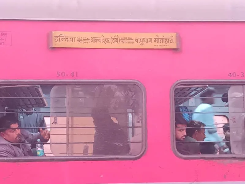 बरेली: ट्रेन में यात्रियों ने मोबाइल चोर को दबोचा, जमकर मारपीट के बाद अपने साथ ले गए