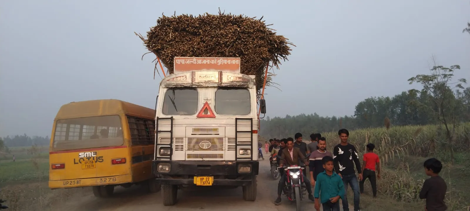 बरेली: सड़क पर गड्ढे में स्कूटी जाने से उछल कर गिरी बीएड छात्रा, ट्रक ने रौंदा