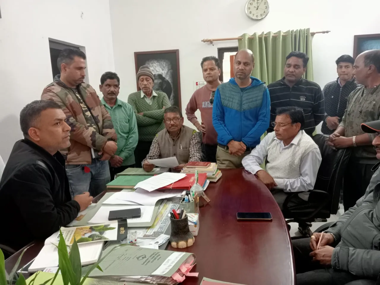 रामनगर: साहब जंगली जानवरों से बचाओ...लोगों का चढ़ा पारा, अधिकारियों का किया घेराव