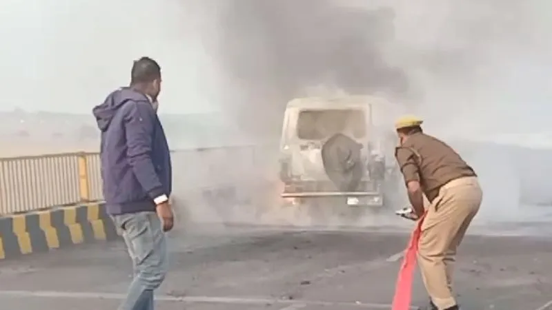 Hamirpur Fire: यमुना नदी के पुल के ऊपर चलती कार बनी आग का गोला, बाल-बाल बचे लोग
