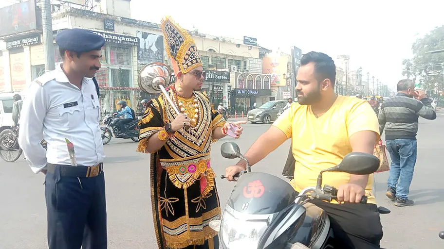 लखनऊ की सड़क पर उतरे यमराज, पढ़ा रहे यातायात का पाठ, लेकिन मनमानी से लोग नहीं आ रहे बाज